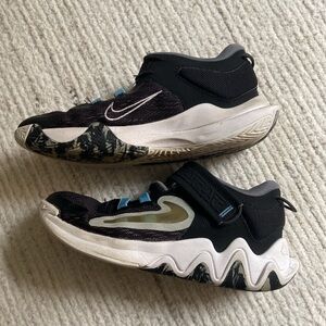 Nike Giannis Immortality basketball sneakers size 2Y